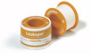 CEROTTO ADESIVO IPOALLERGENICO LEUKOPOR. SUPPORTO: TESSUTO NON TESSUTO BIANCO DI POLIESTERE E VISCOSA ADESIVO POLIACRILICO SENZA RESINE E GOMME NATURALI. 2,5X500CM MUTUABILE - farmaidea24.com