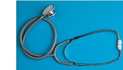 STETOFONENDOSCOPIO LEGGERO, GIREVOLE, CON MEMBRANA ED ANELLINO GOMMA NELLO STETOSCOPIO. ARCHETTO BIAURICOLARE PER AUSCULTAZIONE CON MOLLA ESTERNA - farmaidea24.com
