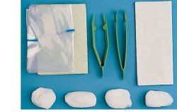 SET PER MEDICAZIONE MEDIUM CONTENENTE PINZA AD ANELLI, PINZA ANATOMICA, 4 TAMPONI, SACCHETTO DI CARTA PER RESIDUI, TELO IMPERMEABILE/ASSORBENTE, 2 GUANTI IN LATTICE - farmaidea24.com