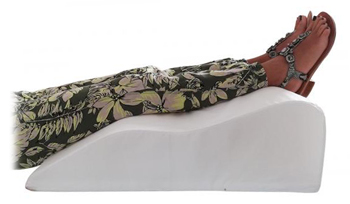 GAMBESANE SPECIALE CUSCINO SAGOMATO, RIVESTITO IN COTONE TRASPIRANTE. FAVORISCE IL DEFLUSSO DEL SANGUE MANTENENDO LE GAMBE IN POSIZIONE ELEVATA RISPETTO AL CUORE - farmaidea24.com